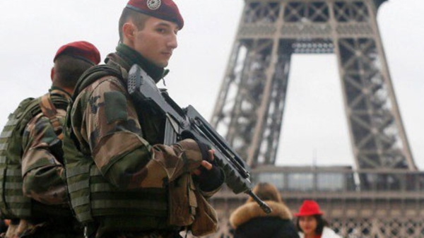 Hậu khủng bố Paris, thanh niên Pháp xếp hàng xin nhập ngũ