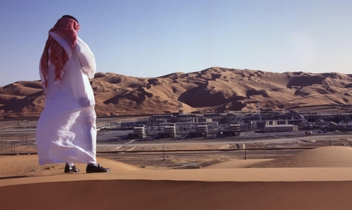Giá dầu giảm buộc Saudi Arabia hạ lương bộ trưởng