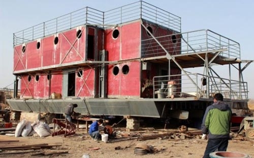 Anh Lu Zhenghai, người ở Khu tự trị dân tộc Duy Ngô Nhĩ Tân Cương, tây bắc Trung Quốc, đã dành khoảng 160.000 USD để đóng con tàu tận thế - Ảnh: AFP.<br>