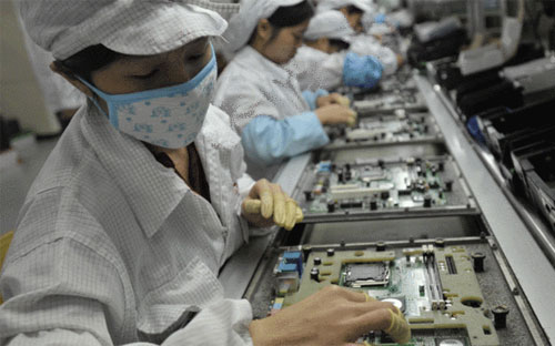 Công nhân làm việc trong một nhà máy của Foxconn - Ảnh: Getty/BBC.<br>