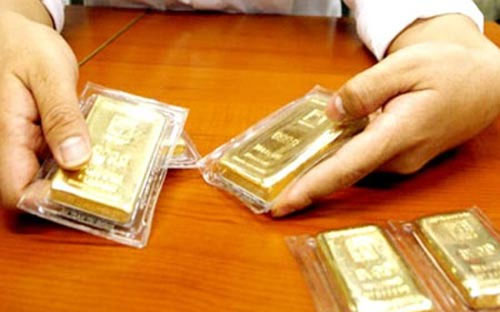 Việc hơn 12 tấn vàng đã được cung cho thị trường mà giá vàng trong nước 
vẫn cao hơn giá thế giới 5-6 triệu đồng/lượng đang khiến nhiều người băn
 khoăn. 