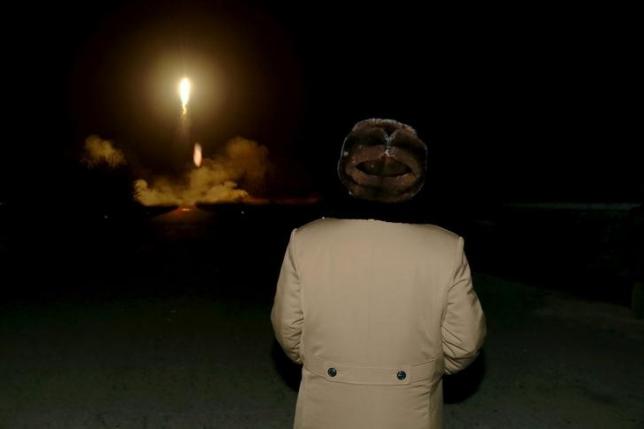 Nhà lãnh đạo Triều Tiên Kim Jong Un thị sát một cuộc tập trận bắn rocket - Ảnh: KCNA/Reuters.<br>