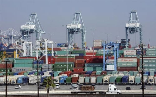 Những container hàng hóa ở cảng Los Angeles, Mỹ hồi tháng 2/2015 - Ảnh: Reuters.<br>