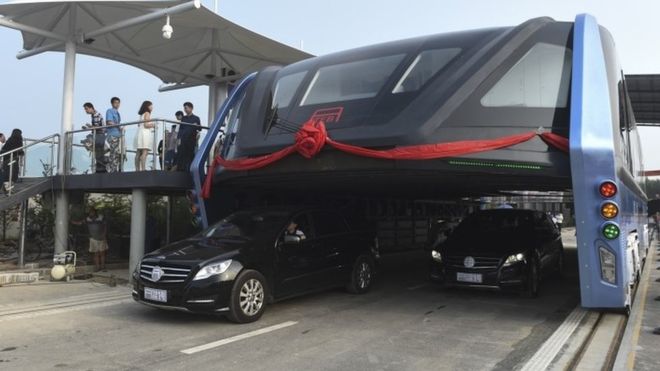 "Siêu xe bus" chống tắc đường chạy thử nghiệm ở Tần Hoàng Đảo, Trung Quốc - Ảnh: AP/BBC.<br>