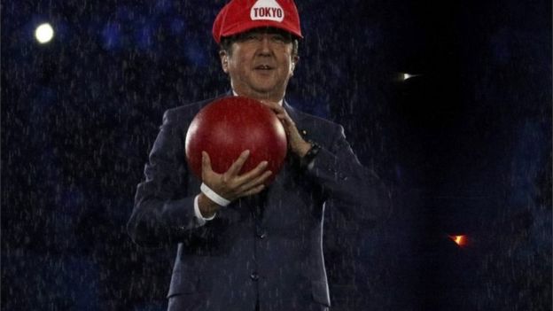 Thủ tướng Nhật Bản Shinzo Abe trên sân khấu lễ bế mạc Thế vận hội mùa hè Rio 2016. Trước đó, ông Abe mặc trang phục của nhân vật Mario và bước ra từ một đường ống lớn - Ảnh: Reuters.<br>