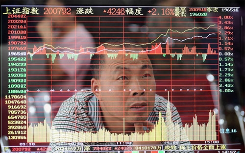 Hệ số P/E (giá/cổ phiếu) - một thước đo về độ đắt đỏ của cổ phiếu - của 
chỉ số Shanghai Composite Index hiện ở mức 10,7 lần, so với mức 29 lần ở
 thời kỳ đỉnh cao năm 2009 - Ảnh: AP.<br>
