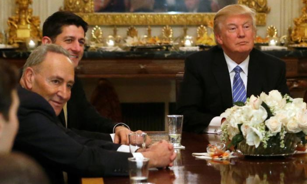 Tổng thống Mỹ Donald Trump gặp lãnh đạo Quốc hội Mỹ tại Nhà Trắng ngày 23/1 - Ảnh: Reuters.<br>