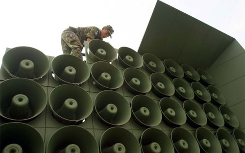 Một dàn loa mà Hàn Quốc dựng lên gần biên giới với Triều Tiên để phát các chương trình phát thanh tuyên truyền - Ảnh: ABC/Reuters.<br>