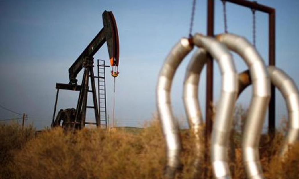 Một mỏ dầu ở Bakersfield, California, Mỹ - Ảnh: Reuters.<br>