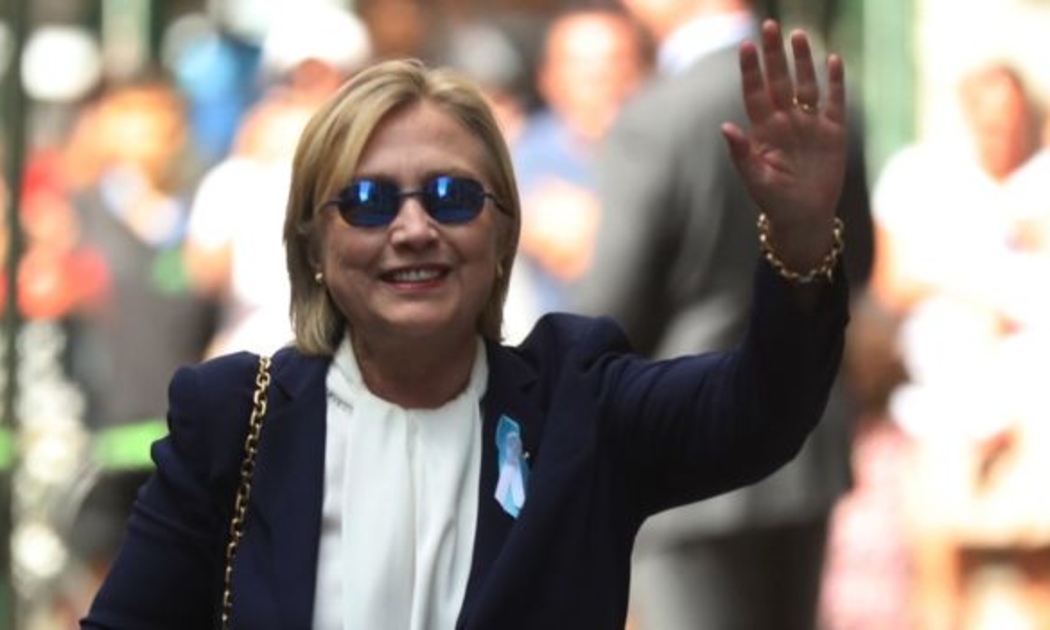 Bà Clinton rời khỏi nhà con gái ở New York hôm 11/9 - Ảnh: AP/BBC.