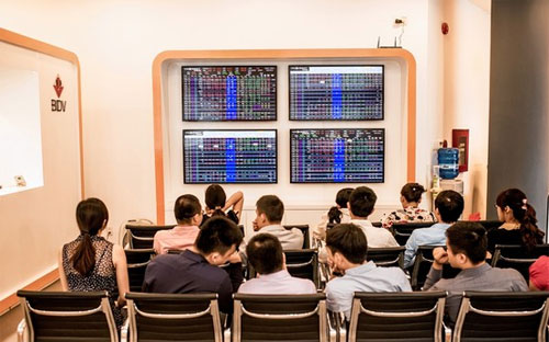 Sự tăng điểm của chứng khoán Việt Nam diễn ra khi giới đầu tư lo ngại về
 tốc độ tăng trưởng GDP của Trung Quốc và khả năng Cục Dự trữ Liên bang 
Mỹ (FED) sẽ sớm kết thúc chương trình nới lỏng định lượng - Ảnh: WSJ.<br>