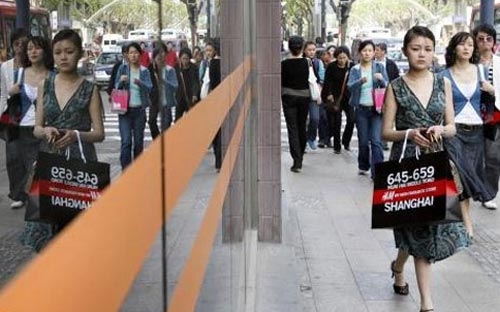 Tổng giám đốc điều hành Quỹ Tiền tệ Quốc tế (IMF) Christine Lagarde hồi 
tháng 10 đã nói rằng, phụ nữ có thể giải cứu nền kinh tế Nhật Bản <i>- Ảnh: Reuters.</i><br>