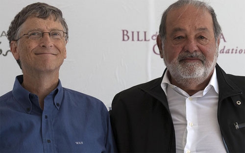 Tỷ phú Bill Gates (trái) và tỷ phú Carlos Slim trong một sự kiện hồi tháng 2/2013 - Ảnh: Bloomberg.<br>