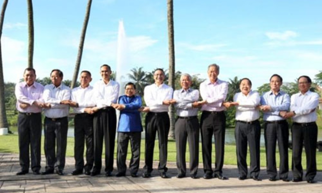 Bộ trưởng bộ quốc phòng các nước ASEAN tại hội nghị ADMM diễn ra ở Kuala Lumpur, Malaysia - Ảnh: Reuters.<br>