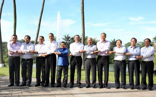 Bộ trưởng bộ quốc phòng các nước ASEAN tại hội nghị ADMM diễn ra ở Kuala Lumpur, Malaysia - Ảnh: Reuters.<br>