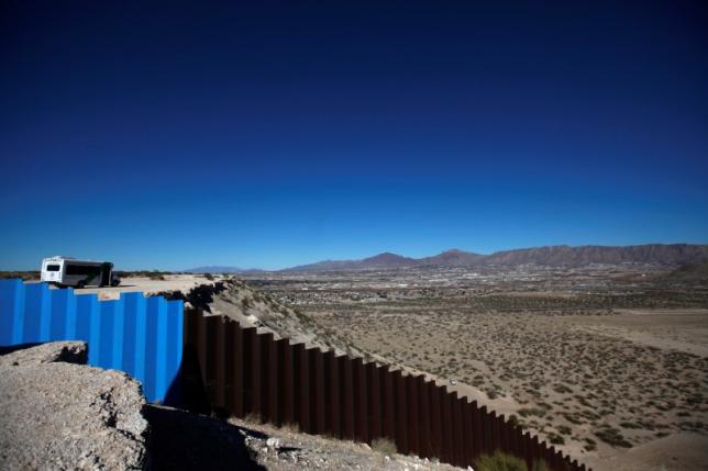 Khu vực biên giới Mỹ-Mexico thuộc Sunland Park, Mỹ, ngày 26/1/2017 - Ảnh: Reuters.<br>