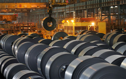 Tình trạng thừa nguồn cung thép trên toàn cầu, chủ yếu là thép Trung Quốc, đẩy giá thép xuống mức thấp nhất trong 9 năm - Ảnh: Bloomberg.<br>