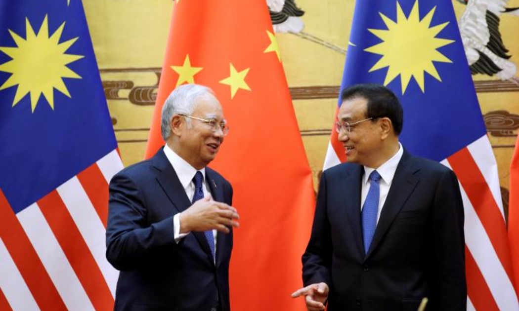 Thủ tướng Malaysia Najib Razak (trái) gặp Thủ tướng Trung Quốc Lý Khắc Cường ngày 1/11 tại Đại lễ đường Nhân dân, Bắc Kinh - Ảnh: Reuters.<br>