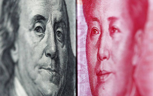 Nhờ thặng dư thương mại khổng lồ của Trung Quốc, dự trữ ngoại hối của nước này đạt đỉnh 4.000 tỷ USD vào tháng 6/2014, sau đó đảo chiều đi xuống - Ảnh: Reuters/WSJ.<br>