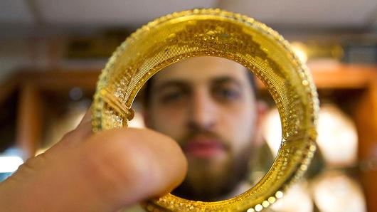 Sau cuộc trưng cầu dân ý Brexit của Anh, nhiều ngân hàng lớn bao gồm Goldman Sachs đã tăng dự báo giá vàng - Ảnh: Getty/CNBC.<br>