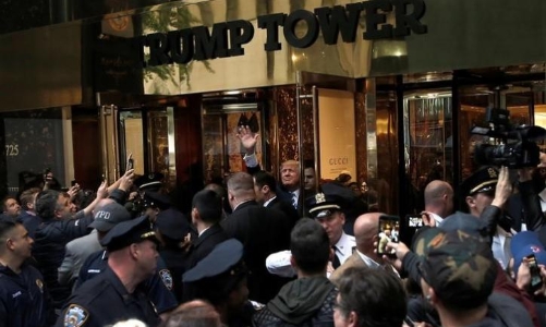 Donald Trump bước vào tranh luận lần hai trong khủng hoảng