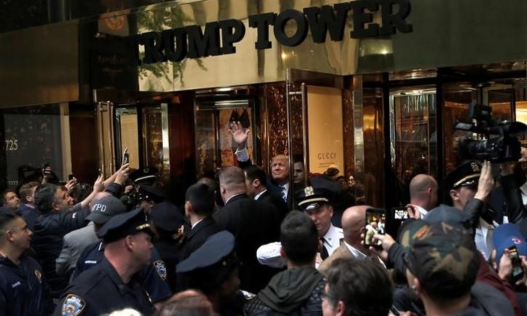 Ứng cử viên Tổng thống Mỹ của Đảng Cộng hòa Donald Trump vẫy tay chào người ủng hộ ông trước tòa tháp Trump Tower ở New York ngày 8/10 - Ảnh: Reuters.