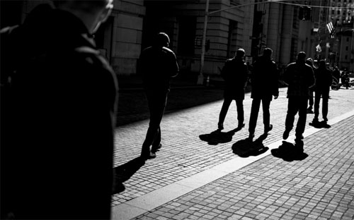 Khách bộ hành trên đường phố trước Sở Giao dịch chứng khoán New York (NYSE) - Ảnh: Bloomberg.<br>