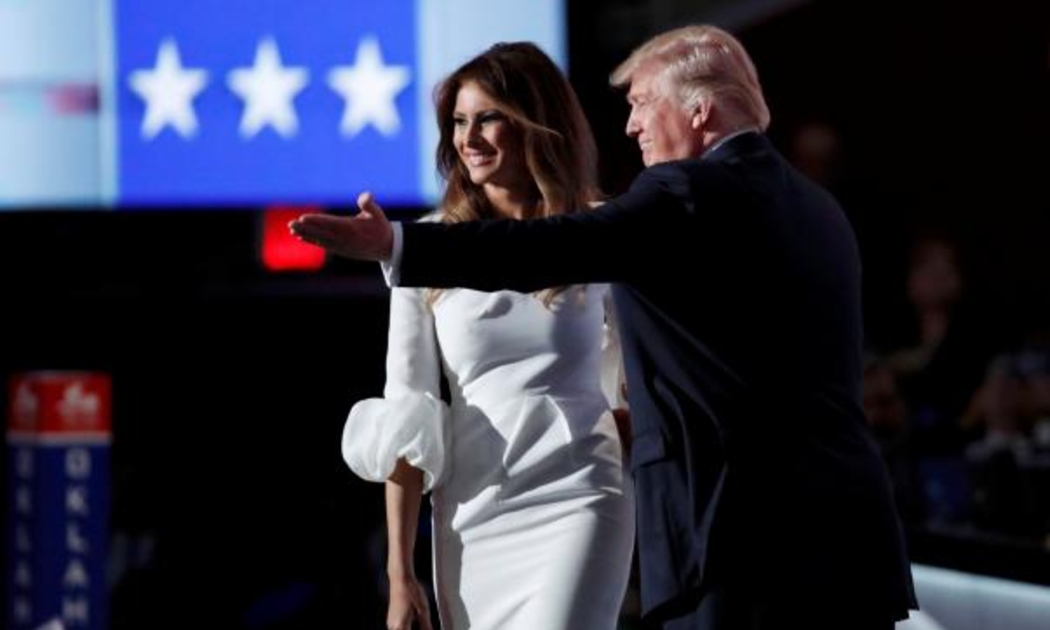 Bà Melania Trump, phu nhân Donald Trump, và chồng trên sân khấu đại hội Đảng Cộng hòa ngày 18/7 - Ảnh: Reuters.