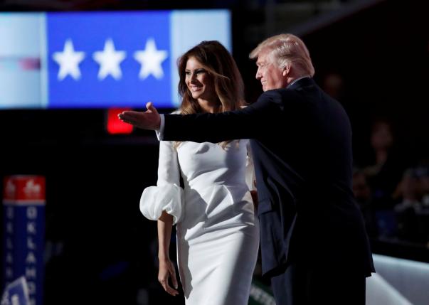 Bà Melania Trump, phu nhân Donald Trump, và chồng trên sân khấu đại hội Đảng Cộng hòa ngày 18/7 - Ảnh: Reuters.<br>