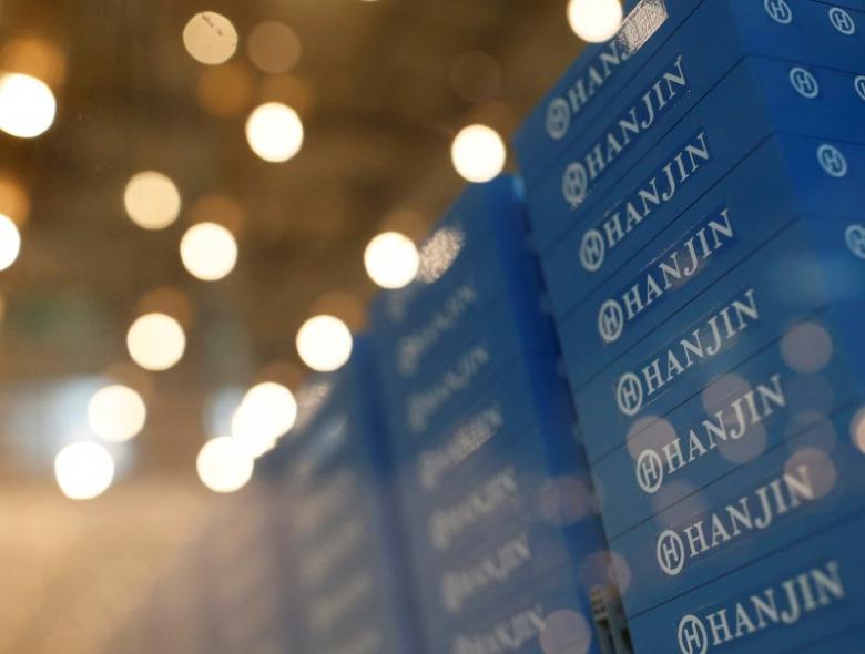 Logo của Hanjin trên những mô hình container hàng hóa tại trụ sở của hãng này ở Seoul, Hàn Quốc hôm 31/8 - Ảnh: Reuters.<br>