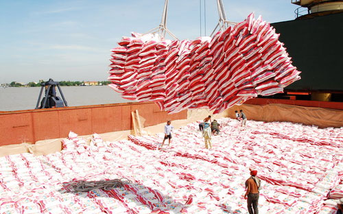 Gạo xuống tàu đi xuất khẩu.<br>