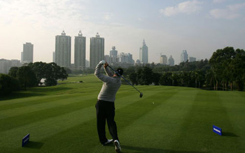 Trong mắt người dân Trung Quốc, những câu lạc bộ golf, gym... thường bị coi là nơi để các quan chức đưa ra những thỏa thuận ngầm - Ảnh: Guardian. 