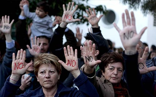 Nhiều người dân Cyprus không chấp nhận đề xuất đánh thuế tiền gửi ngân hàng nhằm chia sẻ gánh nặng tài chính của quốc đảo này - Ảnh: News.<br>