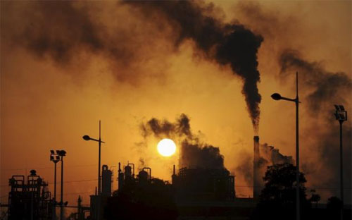 Khói thoát ra từ một nhà máy hóa chất ở Hợp Phì, An Huy, Trung Quốc - Ảnh: Reuters.<br>