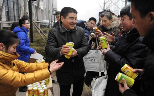 Triệu phú Trung Quốc Chen Guangbiao đang bán những lon không khí sạch với giá 5 USD/ lon -<i> Ảnh: AP/ Los Angeles Times.</i><br>