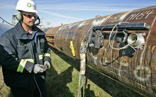 Từ đầu năm đến nay, BP đã ba lần hạ mức vốn đầu tư cơ bản - Ảnh: AP/CNBC.<br>