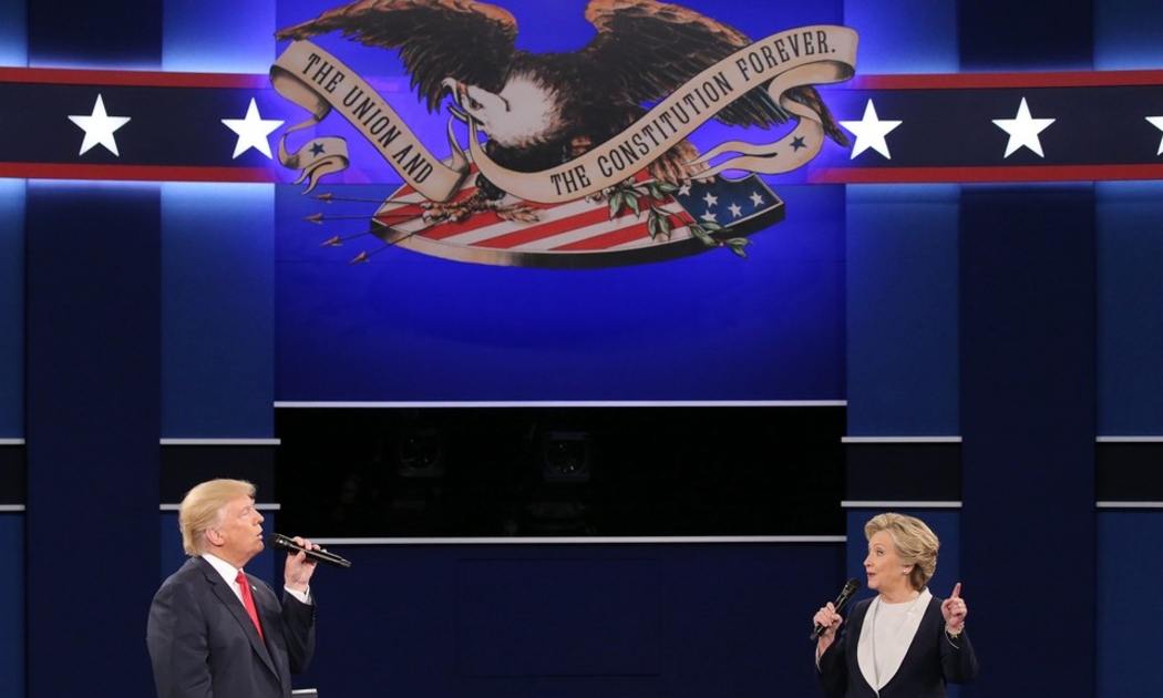 Hai ứng cử viên Tổng thống Mỹ Donald Trump và Hillary Clinton trong cuộc tranh luận ngày 9/10 - Ảnh: WSJ.
