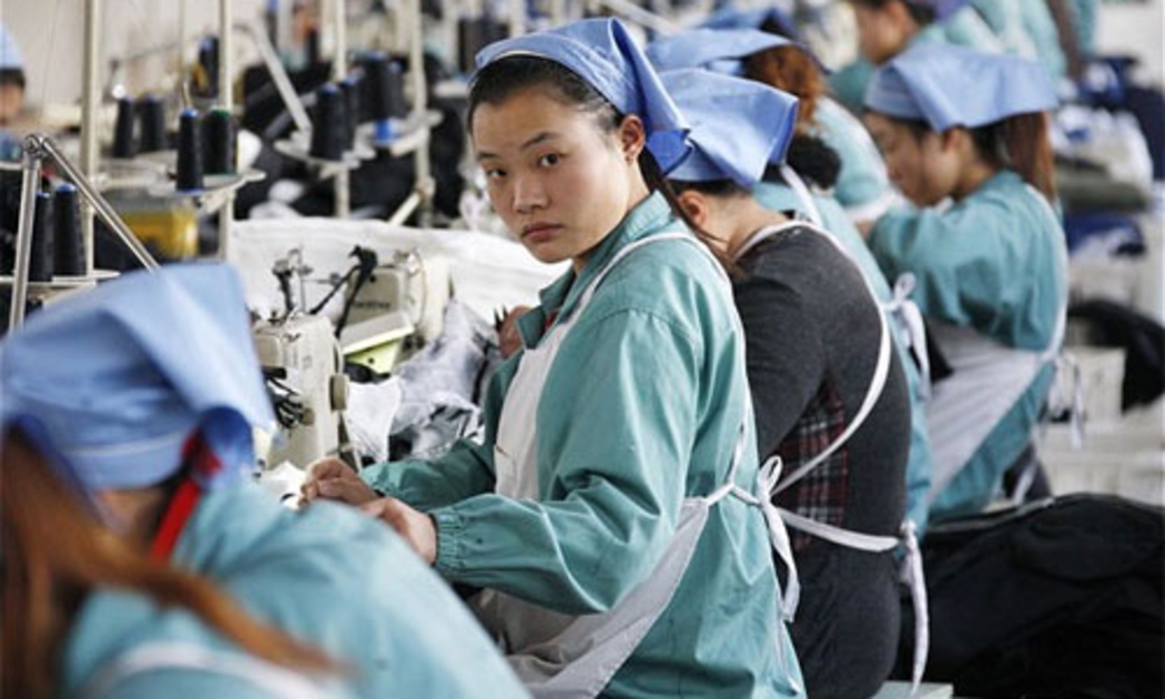Công nhân làm việc trong một nhà máy dệt may của Trung Quốc - Ảnh: Telegraph.<br>