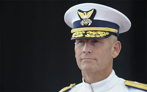 Chuẩn đô đốc William Lee thuộc Lực lượng Bảo vệ bờ biển Mỹ. 
