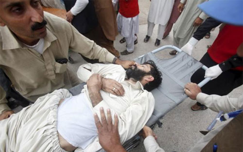 Một người đàn ông bị thương trong trận động đất ngày 26/10 được đưa vào bệnh viện ở Peshawar, Pakistan - Ảnh: Reuters.<br>