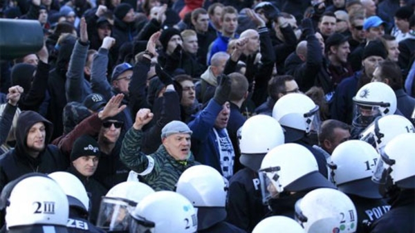 Dân Đức biểu tình phản đối chính sách của bà Merkel