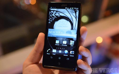 Xperia TL, mẫu smartphone cao cấp nhất hiện nay của Sony cũng bị Business Insider liệt vào nhóm "8 mẫu di động người tiêu dùng nên cân nhắc trước khi mua" - Ảnh: The Verge.<br>