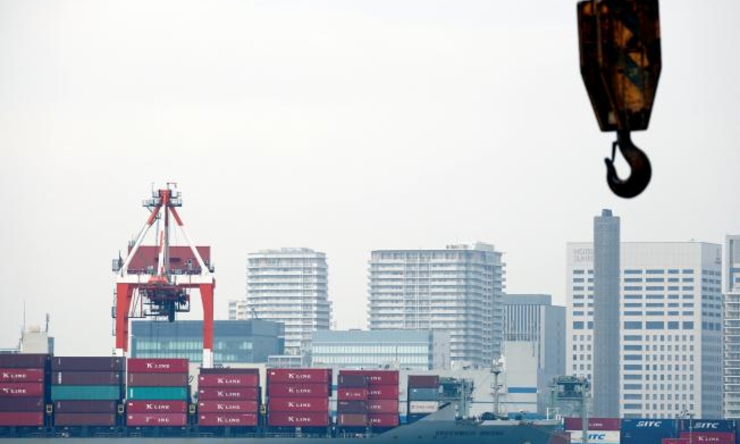 Những container hàng hóa tại một bến cảng ở Tokyo, Nhật Bản, tháng 8/2016 - Ảnh: Reuters.
