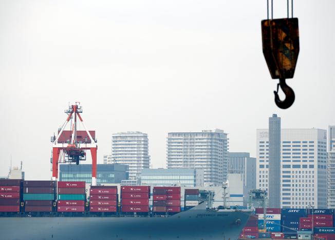 Những container hàng hóa tại một bến cảng ở Tokyo, Nhật Bản, tháng 8/2016 - Ảnh: Reuters.<br>