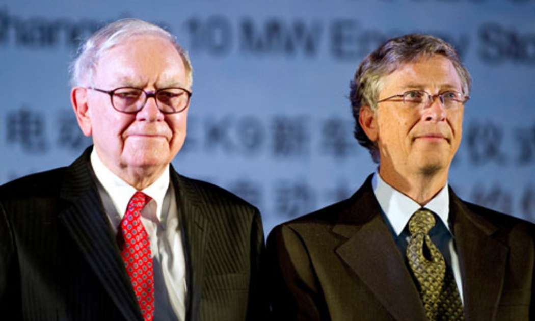 Warren Buffett (trái) và Bill Gates (phải), hai tỷ phú cùng hao hụt tài sản trong năm 2015.