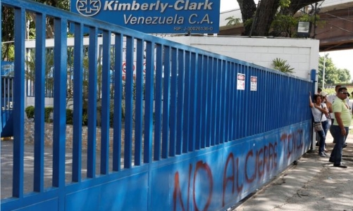 Venezuela tịch thu nhà máy sản xuất giấy toilet của Mỹ