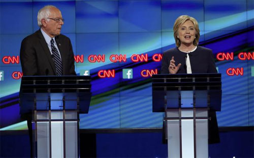 Ông Bernie Sanders (trái) và bà Hillary Clinton trong cuộc tranh luận tối ngày 13/10 - Ảnh: Reuters.<br>