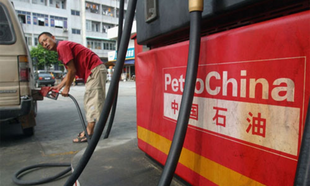 Bất chấp khó khăn, PetroChina và hãng mẹ là CNPC sẽ không sa thải công 
nhân để tiết kiệm chi phí, Chủ tịch PetroChina Wang Yilin cho biết mới 
đây - Ảnh: China.org.<br>