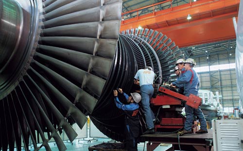 Các kỹ thuật viên của KEPCO đang tiến hành kiểm tra một thiết bị - Ảnh minh họa: Korea IT Times.<br>