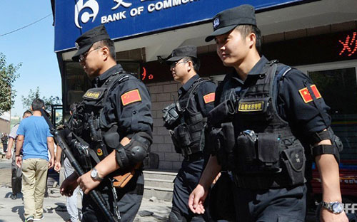 Cảnh sát Trung Quốc tuần tra ngày đêm ở Tân Cương sau hàng loạt vụ bạo động vừa qua - Ảnh: AFP.<br>